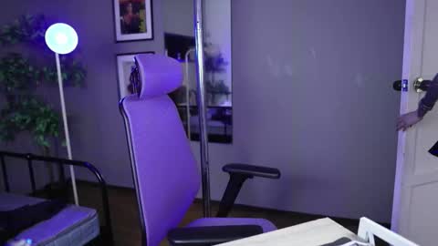 BAYONETTA DOLL  online show from 12-05-25, 12:47