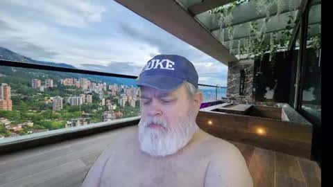 Snapshot of bear4muscle chatting on 09-14-25, 06:29 Dookie online show from 09-14-25, 06:29