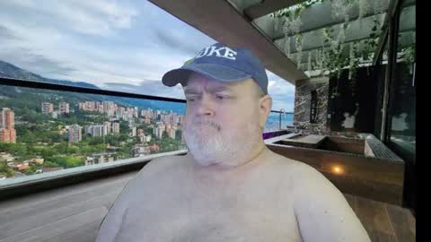 Snapshot of bear4muscle chatting on 10-19-25, 06:41 Dookie online show from 10-19-25, 06:41