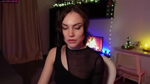 Snapshot of beatricefawne chatting on 12-25-24, 04:33 Bzzz Bea online show from 12-25-24, 04:33