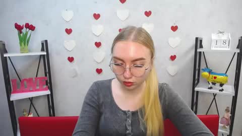 Snapshot of beatriceflyy chatting on 12-18-24, 12:18 BeatriceFlyy online show from 12-18-24, 12:18