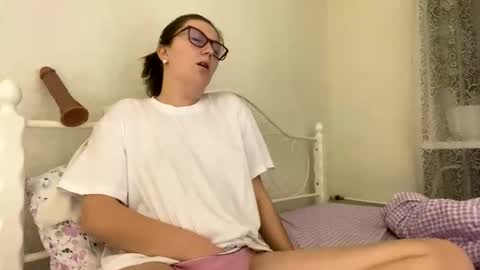 Snapshot of beatricetender chatting on 11-22-25, 07:57 BeatriceTender online show from 11-22-25, 07:57