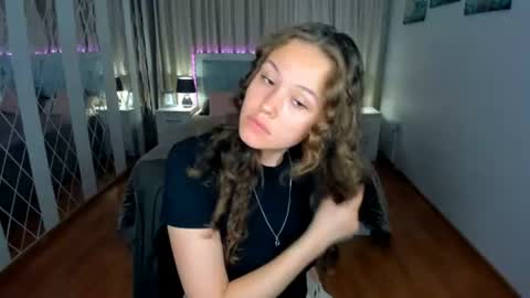 Snapshot of beatricewild chatting on 07-19-26, 09:35 BeatriceWild online show from 07-19-26, 09:35