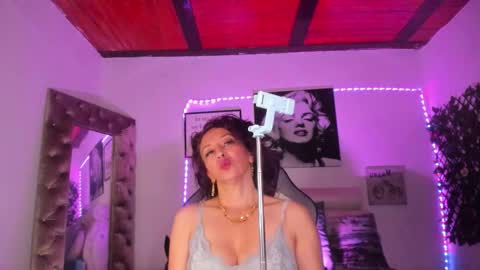 Snapshot of beatricez chatting on 10-16-25, 03:02 Chanel online show from 10-16-25, 03:02