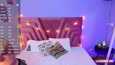 Snapshot of beautifulskinny18 chatting on 02-19-25, 08:52 Shalom online show from 02-19-25, 08:52