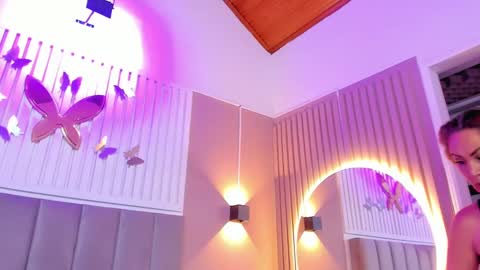 Snapshot of beauty_milf4 chatting on 01-17-25, 11:07 Chantall online show from 01-17-25, 11:07