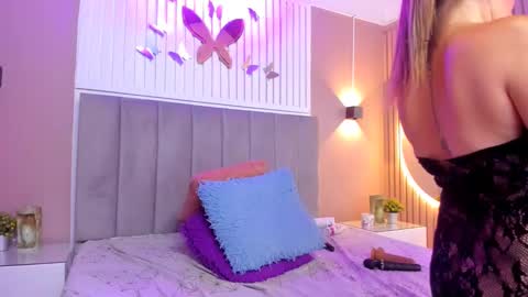 Snapshot of beauty_milf4 chatting on 01-23-25, 02:02 Chantall online show from 01-23-25, 02:02