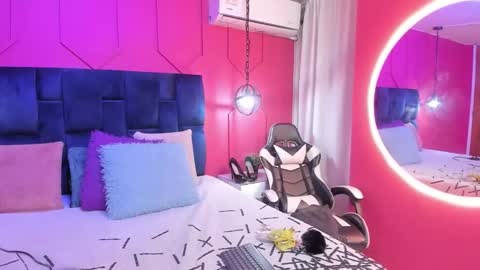 Snapshot of beauty_milf4 chatting on 09-14-25, 11:31 Chantall online show from 09-14-25, 11:31