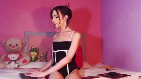 Snapshot of beautyqueen__ chatting on 02-08-25, 02:15 BeautyMaffe online show from 02-08-25, 02:15