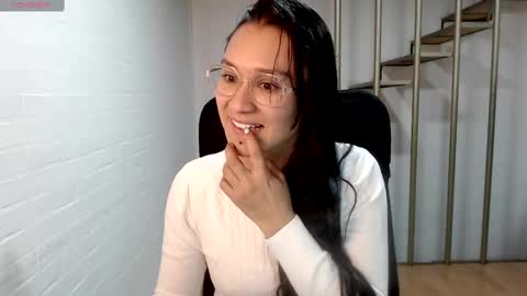 Snapshot of beckdymon chatting on 03-08-25, 04:12 Daniela online show from 03-08-25, 04:12