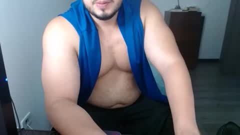Snapshot of beefypecs_10 chatting on 10-24-25, 03:03 Criss2fer online show from 10-24-25, 03:03