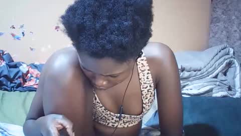 Snapshot of bella307697 chatting on 11-23-25, 12:10 Bella online show from 11-23-25, 12:10