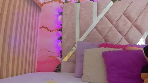 Snapshot of bella__sweets chatting on 02-10-26, 10:41 Melanie online show from 02-10-26, 10:41