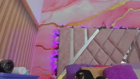 Snapshot of bella__sweets chatting on 02-18-26, 10:33 Melanie online show from 02-18-26, 10:33