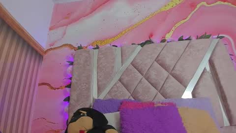 Snapshot of bella__sweets chatting on 02-19-26, 10:33 Melanie online show from 02-19-26, 10:33