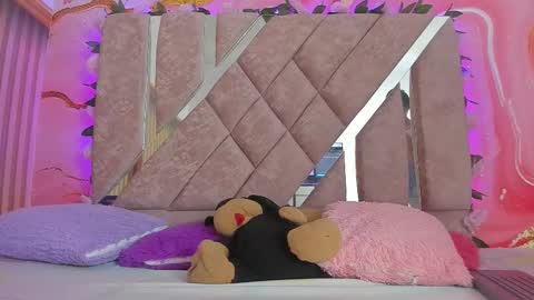 Snapshot of bella__sweets chatting on 02-23-26, 10:34 Melanie online show from 02-23-26, 10:34