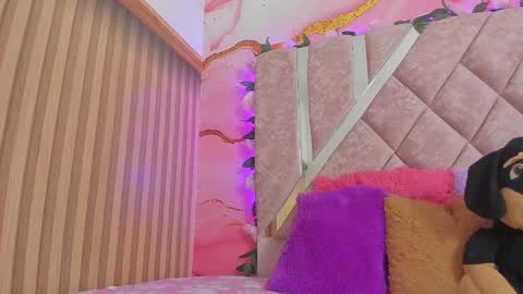 Snapshot of bella__sweets chatting on 02-25-26, 10:36 Melanie online show from 02-25-26, 10:36