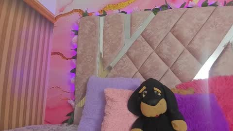 Snapshot of bella__sweets chatting on 02-28-26, 10:27 Melanie online show from 02-28-26, 10:27