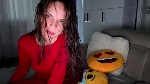 Snapshot of bella_alice chatting on 11-16-25, 02:33 Alicia Belvedere online show from 11-16-25, 02:33