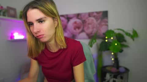 Snapshot of bella_blonde18 chatting on 12-15-25, 02:21 BellaBlonde online show from 12-15-25, 02:21