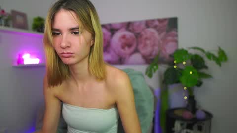 Snapshot of bella_blonde18 chatting on 12-18-25, 02:45 BellaBlonde online show from 12-18-25, 02:45