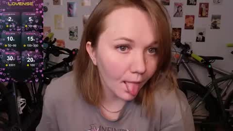 Snapshot of bella_murrrr chatting on 11-06-25, 05:03 Bella online show from 11-06-25, 05:03