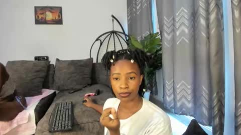 Snapshot of bella_thequeen chatting on 06-01-26, 04:58 Bella sweetpea online show from 06-01-26, 04:58