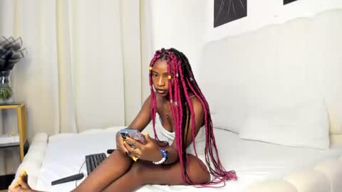 Snapshot of bella_thequeen chatting on 06-25-26, 05:12 Bella sweetpea online show from 06-25-26, 05:12