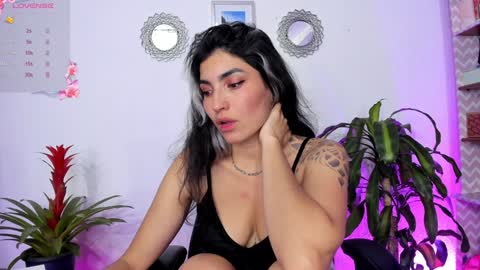 Snapshot of bella_thorne3 chatting on 01-30-25, 02:49 Bella online show from 01-30-25, 02:49