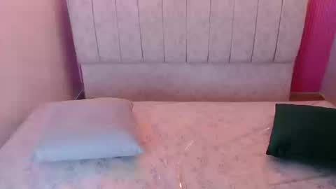 Snapshot of bella_vibes_s chatting on 09-13-25, 09:36 Bella online show from 09-13-25, 09:36