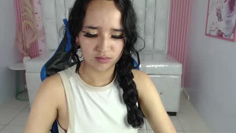 Snapshot of bella_vibes_s chatting on 10-01-25, 08:59 Bella online show from 10-01-25, 08:59