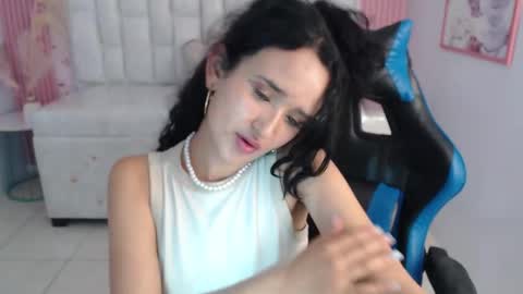 Snapshot of bella_vibes_s chatting on 10-22-25, 10:42 Bella online show from 10-22-25, 10:42