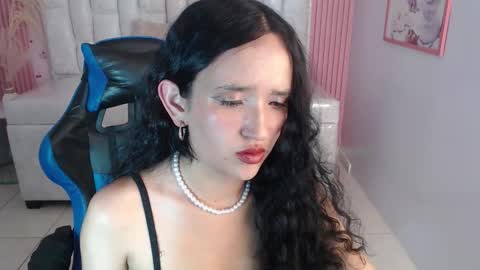 Snapshot of bella_vibes_s chatting on 10-26-25, 08:15 Bella online show from 10-26-25, 08:15