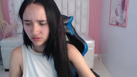 Snapshot of bella_vibes_s chatting on 11-21-25, 08:18 Bella online show from 11-21-25, 08:18