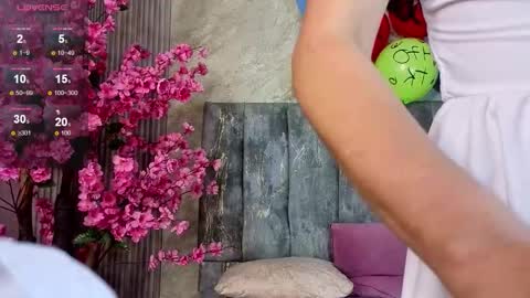 Snapshot of bella_vibes_s chatting on 11-26-25, 08:26 Bella online show from 11-26-25, 08:26