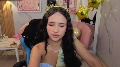 Snapshot of bella_vibes_s chatting on 05-17-26, 02:42 Bella online show from 05-17-26, 02:42