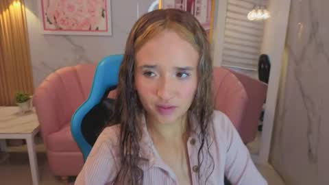 Snapshot of bella_vibes_s chatting on 07-22-26, 02:25 Bella online show from 07-22-26, 02:25