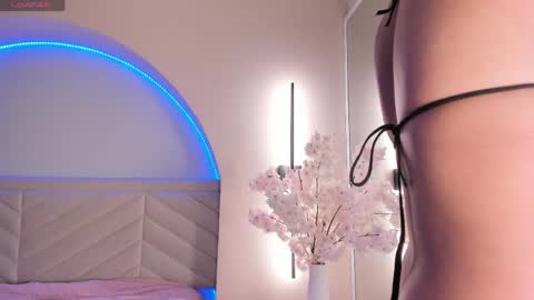 Snapshot of bella_williiams_ chatting on 04-29-26, 12:20 Bella online show from 04-29-26, 12:20