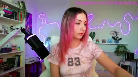 Snapshot of bellabeauu chatting on 06-18-26, 01:06 bella beau online show from 06-18-26, 01:06
