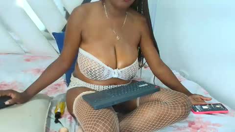 Snapshot of bellabelluci chatting on 11-26-25, 07:59 BELLA online show from 11-26-25, 07:59