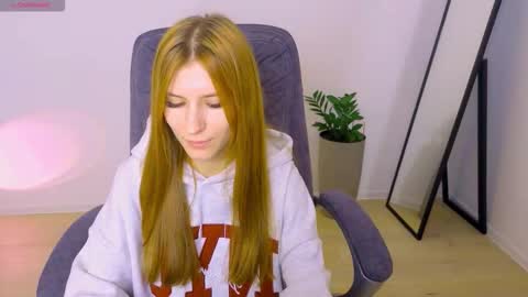 Snapshot of bellafoxi chatting on 10-27-25, 01:04 BellaFoxi online show from 10-27-25, 01:04