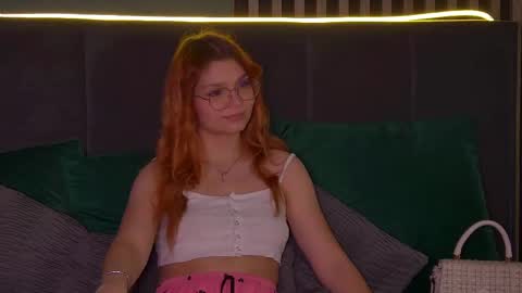 Snapshot of bellamarebelle chatting on 09-21-25, 04:03 BellaMarebelle online show from 09-21-25, 04:03