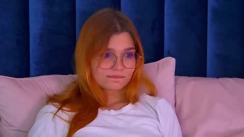 Snapshot of bellamarebelle chatting on 10-17-25, 05:10 BellaMarebelle online show from 10-17-25, 05:10