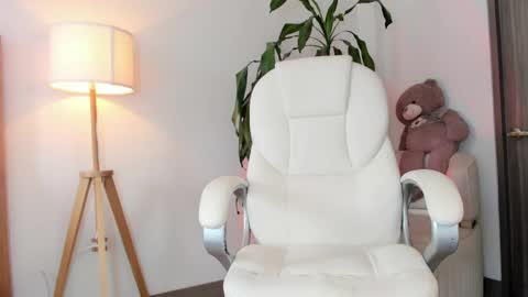 Snapshot of bellamia_ chatting on 04-25-26, 01:41 Bella Mia online show from 04-25-26, 01:41