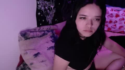 Snapshot of bellamontenegro22 chatting on 12-15-24, 04:07 bella online show from 12-15-24, 04:07