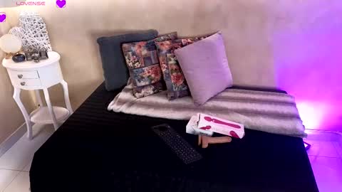 bellarooux online show from 12-15-25, 11:47