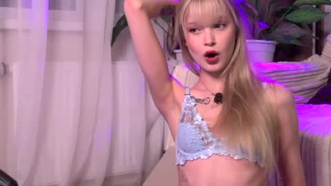 Snapshot of bellasecrettt chatting on 04-15-26, 04:14 bellasecrettt online show from 04-15-26, 04:14