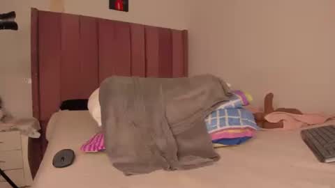 Snapshot of bellaxtar chatting on 03-11-25, 06:30 Bella online show from 03-11-25, 06:30