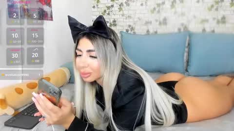 Snapshot of belle_hallle chatting on 01-06-25, 09:32 LucyJelly online show from 01-06-25, 09:32