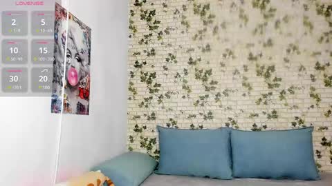 Snapshot of belle_hallle chatting on 01-08-25, 04:33 LucyJelly online show from 01-08-25, 04:33